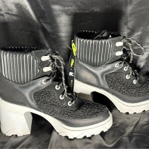 Sorel women’s boots black with neon green piping size 9